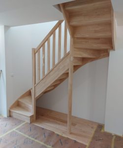 gamme essentielle, escalier en hévéa, rampe en fuseaux droit en bois